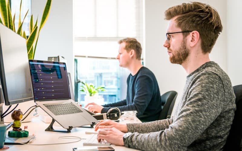 Fastighetsflöde med objektdata, formulär, dokument och CRM — illustration
