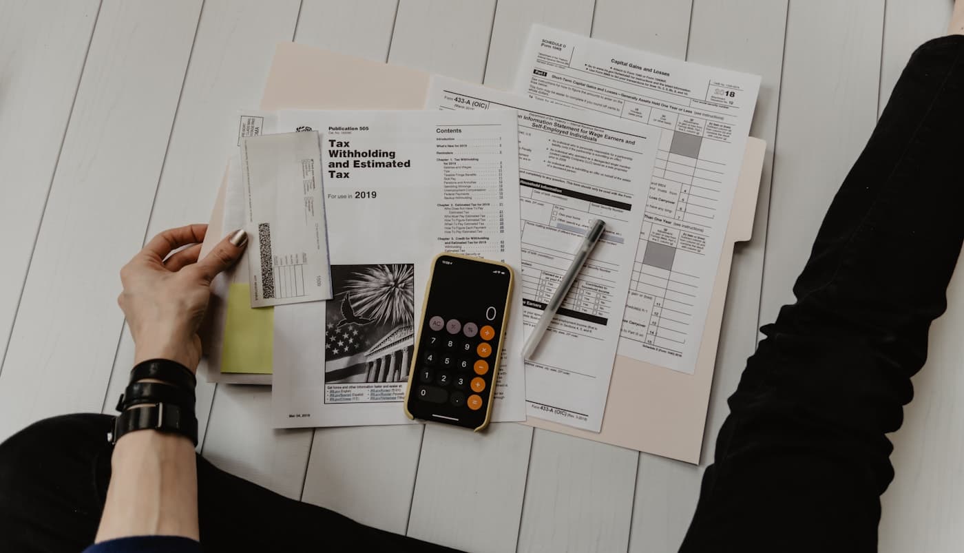 Finance-team som granskar rapportering och operativa data