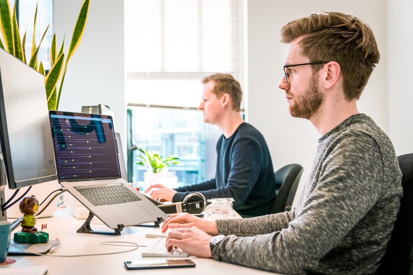 Team som planerar digital produktutveckling tillsammans