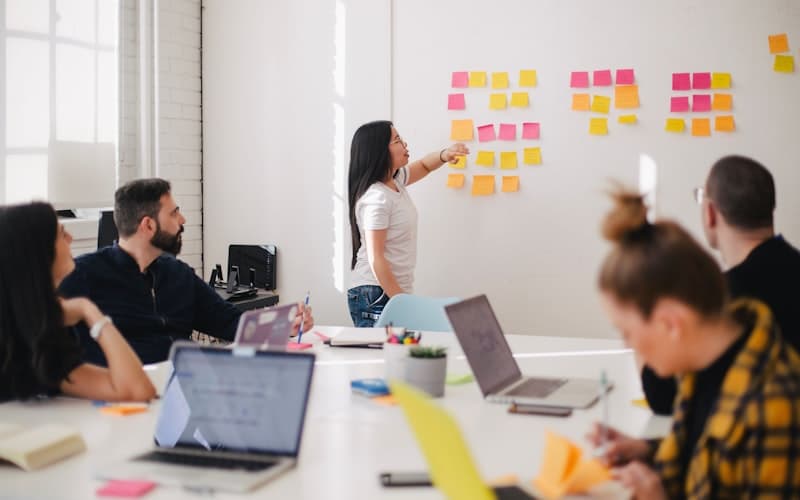 Headless CMS-flöde med komponenter, preview och redaktionell handover — illustration